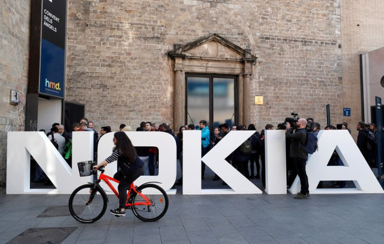 Photo d'archives d'un cycliste passant devant un logo Nokia à Barcelone, Espagne
