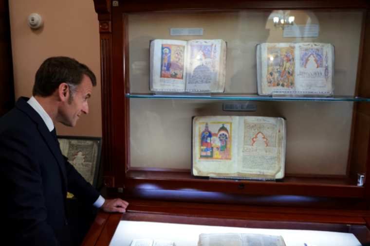 Emmanuel Macron en visite au musée Matenadaran qui renferme une vaste collection de manuscrits anciens arméniens, à Erevan en Arménie, le 5 mai 2026  ( AFP / Ludovic MARIN )