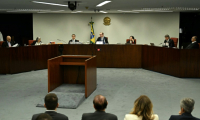 Le président de la Cour suprême du Brésil (STF), Cristiano Zanin (c) et les juges, dont Alexandre de Moraes (g), lors de la séance de vote pour condamner ou acquitter l'ancien président d'extrême droite Jair Bolsonaro, le 9 septembre 2025 à Brasilia ( AFP / EVARISTO SA )