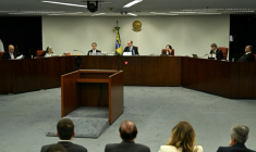 Le président de la Cour suprême du Brésil (STF), Cristiano Zanin (c) et les juges, dont Alexandre de Moraes (g), lors de la séance de vote pour condamner ou acquitter l'ancien président d'extrême droite Jair Bolsonaro, le 9 septembre 2025 à Brasilia ( AFP / EVARISTO SA )