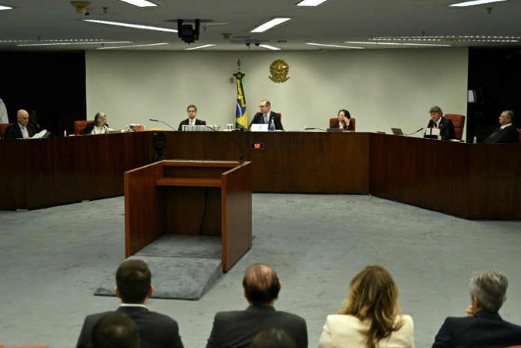 Le président de la Cour suprême du Brésil (STF), Cristiano Zanin (c) et les juges, dont Alexandre de Moraes (g), lors de la séance de vote pour condamner ou acquitter l'ancien président d'extrême droite Jair Bolsonaro, le 9 septembre 2025 à Brasilia ( AFP / EVARISTO SA )