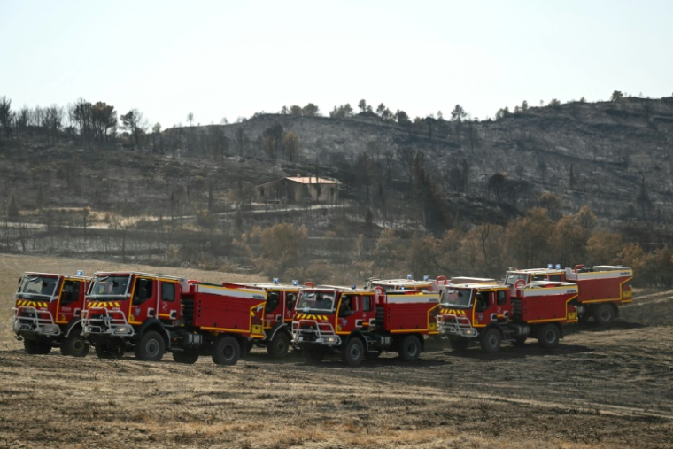 Des véhicules de pompiers près de Jonquières, dans l'Aude, le 10 août 2025 ( AFP / Bertrand GUAY )