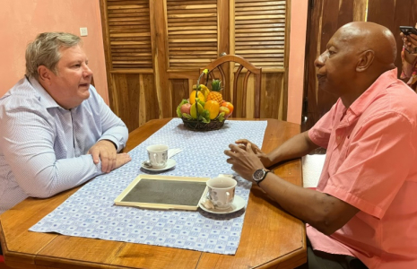 Photo diffusée sur le compte X de l'ambassade des Etats-Unis à La Havane le 29 avril 2025, montrant le chargé d'affaires américain Mike Hammer discutant avec l'opposant et Prix Sakharov Guillermo "Coco" Farinas à Santa Clara, Cuba ( Official X account of the US Embassy in Havana / Handout )