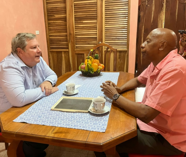 Photo diffusée sur le compte X de l'ambassade des Etats-Unis à La Havane le 29 avril 2025, montrant le chargé d'affaires américain Mike Hammer discutant avec l'opposant et Prix Sakharov Guillermo "Coco" Farinas à Santa Clara, Cuba ( Official X account of the US Embassy in Havana / Handout )
