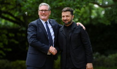 Le Premier ministre britannique Keir Starmer () et le président ukrainien Volodymyr Zelensky lors d'une rencontre au 10 Downing Street, le 23 juin 2025 à Londres ( POOL / Jaimi Joy )