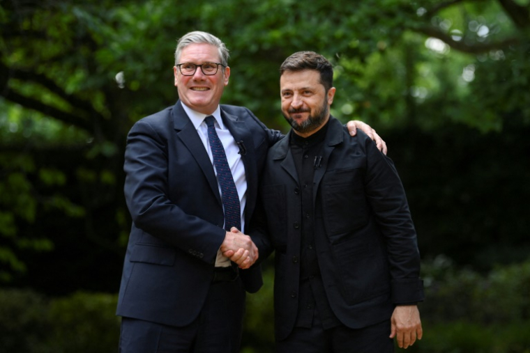 Le Premier ministre britannique Keir Starmer () et le président ukrainien Volodymyr Zelensky lors d'une rencontre au 10 Downing Street, le 23 juin 2025 à Londres ( POOL / Jaimi Joy )