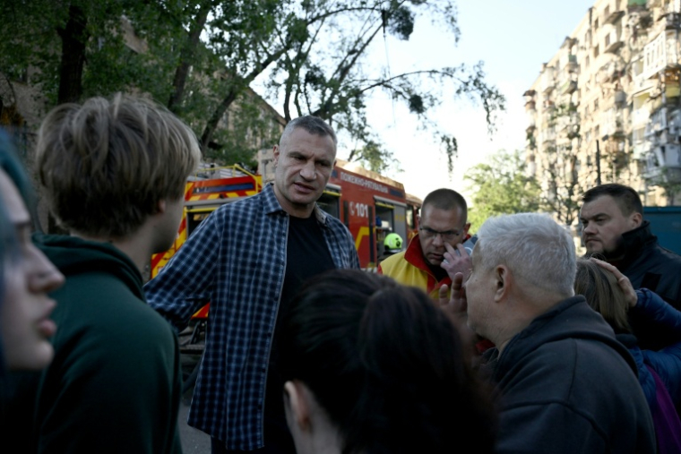 Le maire de Kiev Vitali Klitschko parle avec des habitants après d'intenses bombardements russes nocturnes, le 24 mai 2026 à Kiev  ( AFP / Genya Savilov )