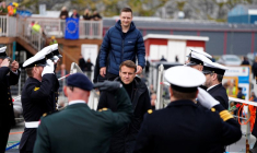 Le président français Emmanuel Macron et le Premier ministre du Groenland Jens-Frederik visitent la frégate danoise F363 Niels Juel à Nuuk, au Groenland