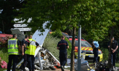 Des pompiers et des forces de l'ordre sur le lieu du crash à Champhol, près de Chartres, le 27 juin 2025 ( AFP / JEAN-FRANCOIS MONIER )