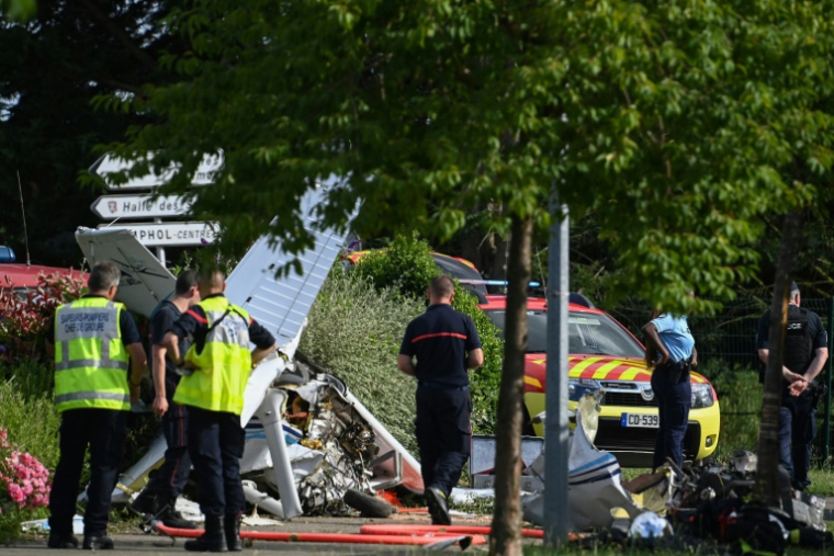 Des pompiers et des forces de l'ordre sur le lieu du crash à Champhol, près de Chartres, le 27 juin 2025 ( AFP / JEAN-FRANCOIS MONIER )