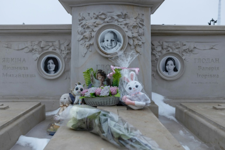 Les tombes de Kira Glodan, sa mère Valeria et sa grand-mère Lyoudmila, tuées le 23 avril 2022 dans une frappe russe à Odessa, sud de l'Ukraine, et enterrées dans le cimetière d'Avangard ( AFP / Oleksandr GIMANOV )
