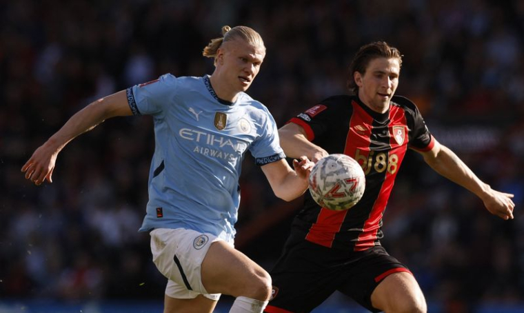 Erling Haaland de Manchester City (gauche) et Illia Zabarnyi de l'AFC Bournemouth