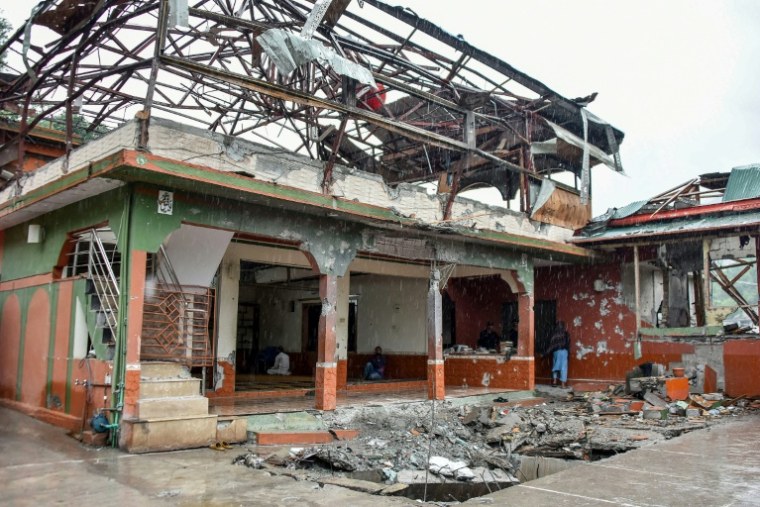 Une mosquée endommagée par des frappes indiennes à Muzaffarabad, le 9 mai 2025 au Cachemire pakistanais ( AFP / Sajjad QAYYUM )