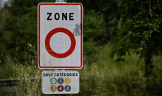 Un panneau annonçant une zone à faible émission (ZFE) à Mérignac en Gironde, le 21 mai 2025 ( AFP / Philippe LOPEZ )
