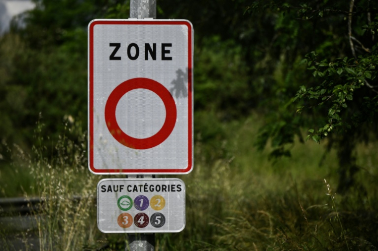 Un panneau annonçant une zone à faible émission (ZFE) à Mérignac en Gironde, le 21 mai 2025 ( AFP / Philippe LOPEZ )