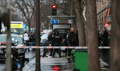 Des policiers postés à une gare routière parisienne le 11 février 2026 après qu'un homme armé d'un couteau a menacé un chauffeur de bus ( AFP / Thomas SAMSON )