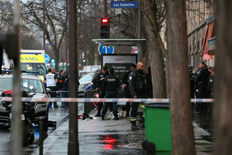 Des policiers postés à une gare routière parisienne le 11 février 2026 après qu'un homme armé d'un couteau a menacé un chauffeur de bus ( AFP / Thomas SAMSON )