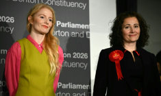 La candidate des Verts Hannah Spencer (G) aux côtés de la candidate travailliste Angeliki Stogia (D) à l'annonce de la victoire de l'écologiste à Manchester (nord de l'Angleterre) le 27 février 2026 ( AFP / Paul ELLIS )