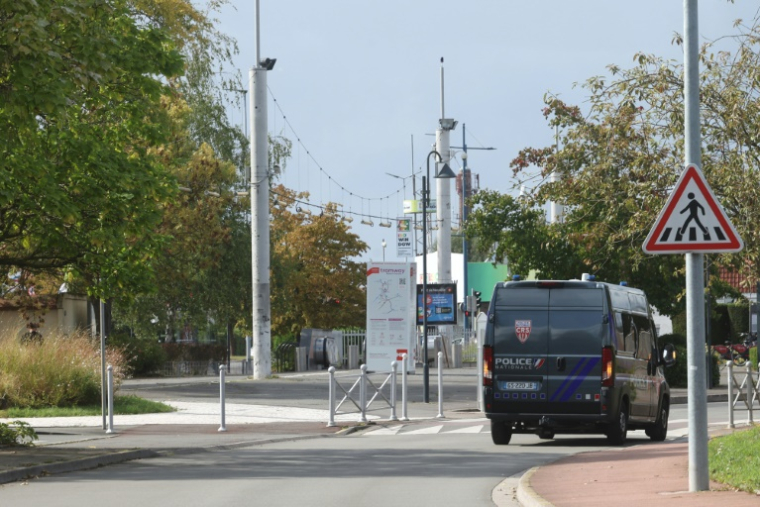 Un véhicule de police patrouille à la station de métro Pont de Neuville, à Tourcoing, près de l'endroit où un policier a été agressé alors qu'il tentait d'arrêter les auteurs d'un vol, le 12 septembre 2025 dans le Nord ( AFP / Francois LO PRESTI )