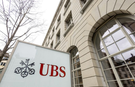 Photo d'archives d'un logo de la banque suisse UBS à Zurich, en Suisse