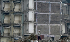 Un immeuble d'habitation démoli dans le cadre de grands travaux décidés par les autorités vietnamiennes pour la capitale Hanoï, le 18 mai 2026 ( AFP / Nhac NGUYEN )