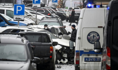 Des enquêteurs sur le site de l'explosion d'une voiture, le 22 décembre 2025 à Moscou ( AFP / Alexander NEMENOV )