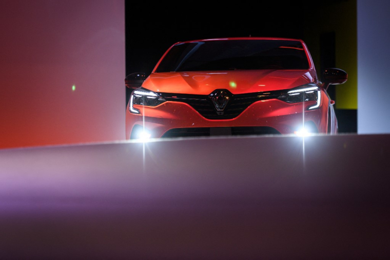 La Renault Clio est la 3e voiture la plus vendue sur le marché européen (illustration) ( AFP / FABRICE COFFRINI )