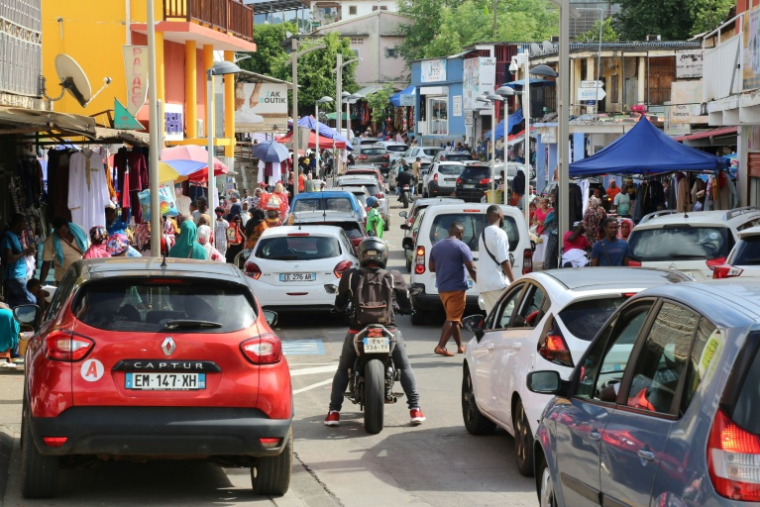 Embouteillage à Mamoudzou, le 1er mai 2022, à Mayotte ( AFP / Ali AL-DAHER )