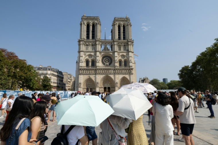 Une longue file de touristes devant la cathédrale Notre-Dame de Paris, à Paris le 25 juillet 2026 ( AFP / Xavier GALIANA )