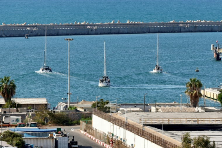 Des bateaux de la flottille pour Gaza interceptés par les forces navales israéliennes, arrivent dans le port d'Ashdod, dans le sud d'Israël, le 2 octobre 2025 ( AFP / Saeed QAQ )