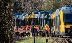 Des secouristes sur le site d'une collision entre deux trains entre les villes de Hillerod et de Kagerup, au nord de Copenhague, le 23 avril 2026 au Danemark ( Ritzau Scanpix / Steven Knap )