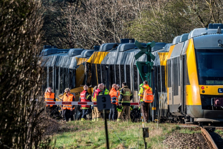 Des secouristes sur le site d'une collision entre deux trains entre les villes de Hillerod et de Kagerup, au nord de Copenhague, le 23 avril 2026 au Danemark ( Ritzau Scanpix / Steven Knap )