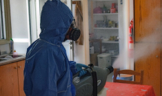 Vêtus d'une blouse blanche et disposant de machines à nettoyer ou de sprays désinfectants, ils [les escrocs] se font passer pour des agents municipaux pour convaincre les occupants (Crédits photo : Pixabay - Dimitris Vetsikas )