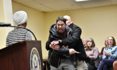 Un homme prend pour cible l'élue démocrate Ilhan Omar lors d'une réunion publique à Minneapolis le 27 janvier 2026 ( AFP / Octavio JONES )