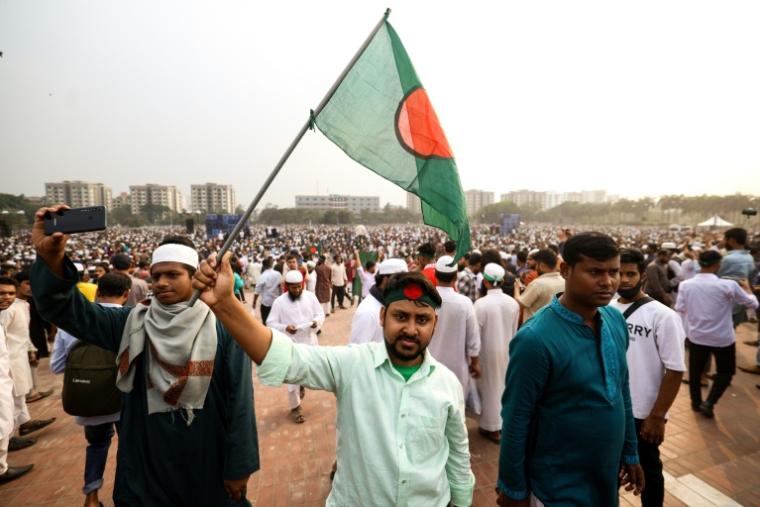 Obsèques à Dacca de Sharif Osman Hadi, figure de la révolte de 2024 au Bangladesh, assassiné en début de semaine, le 20 décembre 2025  ( AFP / Niamul RIFAT )