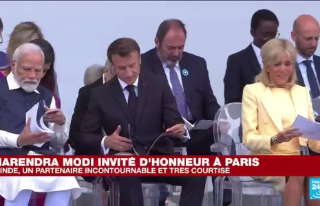 Défilé du 14-Juillet : Emmanuel Macron salue le Premier ministre indien Narendra Modi