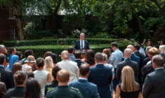 Le Premier ministre britannique Keir Starmer reçoit des employés du secteur public, au 10 Downing Street, à Londres, le 1er juillet 2025 ( POOL / Carl Court )
