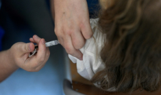 Une infirmière injecte à une collégienne une dose de vaccin contre le papillomavirus humain (HPV) à Vern-sur-Seiche, dans la banlieue de Rennes, le 9 octobre 2023 ( AFP / Damien MEYER )