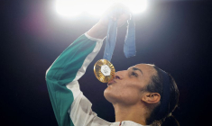 Imane Khelif embrasse sa médaille d'or aux Jeux Olympiques de Paris 2024