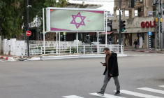 Un passant dans une rue de Nahariya, ville côtière du nord d'Israël, à une vingtaine de kilomètres de la frontière libanaise, le 27 novembre 2024 ( AFP / AHMAD GHARABLI )