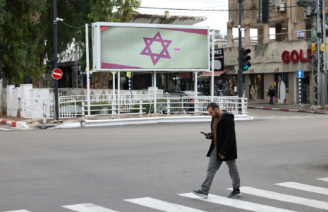 Un passant dans une rue de Nahariya, ville côtière du nord d'Israël, à une vingtaine de kilomètres de la frontière libanaise, le 27 novembre 2024 ( AFP / AHMAD GHARABLI )
