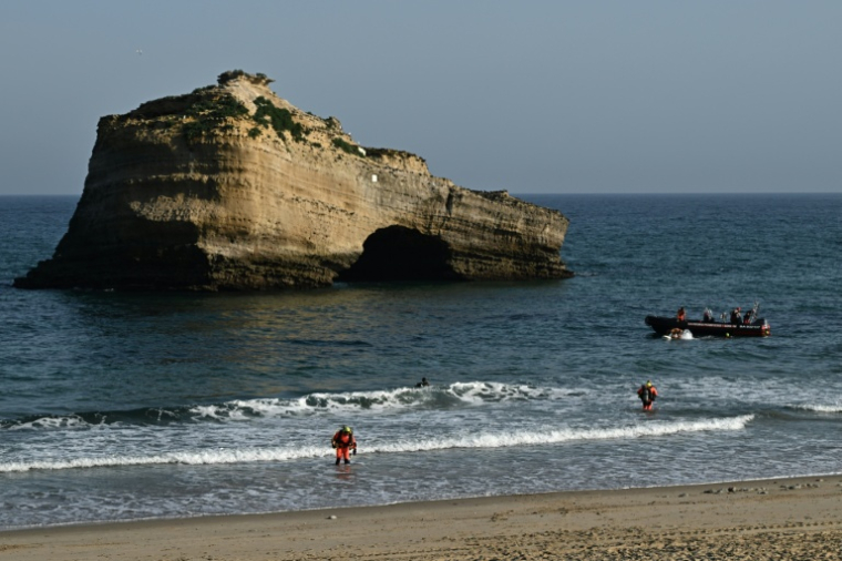 Des sauveteurs à la recherche d'un homme porté disparu après l'effondrement d'une falaise, à Biarritz, le 25 juin 2026 ( AFP / Philippe Lopez )