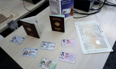 Des passeports, des cartes nationales d'identité et des permis de conduire présentés lors d'une visite ministérielle au siège de l'Agence nationale des titres sécurisés (ANTS),  le 30 avril 2026 à Paris ( AFP / STEPHANE DE SAKUTIN )