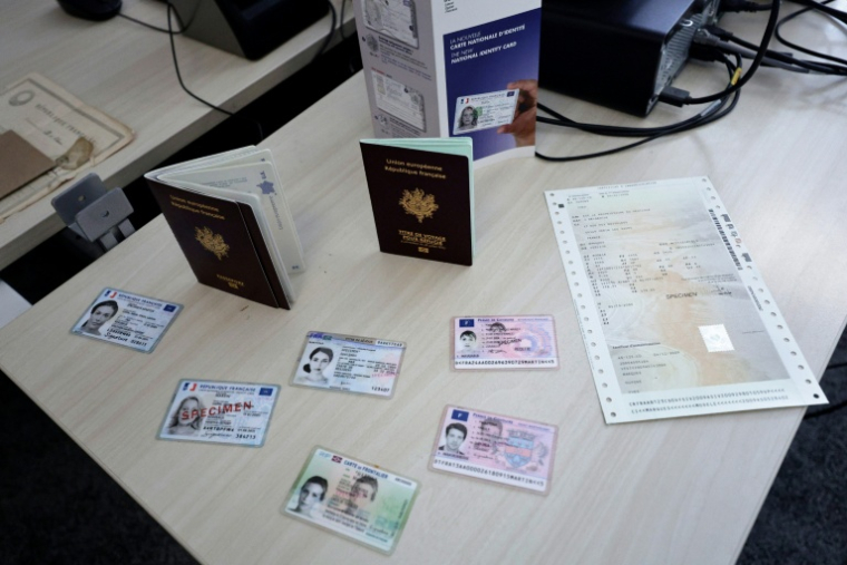 Des passeports, des cartes nationales d'identité et des permis de conduire présentés lors d'une visite ministérielle au siège de l'Agence nationale des titres sécurisés (ANTS),  le 30 avril 2026 à Paris ( AFP / STEPHANE DE SAKUTIN )