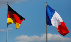 Les drapeaux de l'Allemagne et de la France sont visibles devant la Chancellerie, à Berlin.