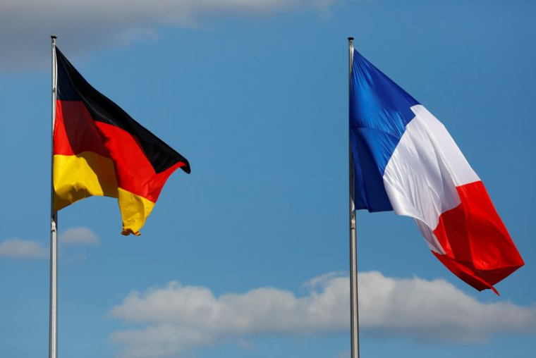 Les drapeaux de l'Allemagne et de la France sont visibles devant la Chancellerie, à Berlin.