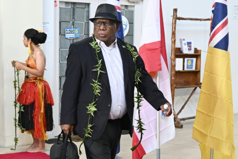 Le ministre des Affaires étrangères des Îles Salomon, Rick Houenipwela, arrive à l'aéroport international des Palaos à Koror le 29 août 2026, pour assister à la 55e réunion des dirigeants du Forum des îles du Pacifique ( AFP / SAEED KHAN )