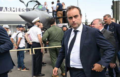 Le ministre français des Armées Sébastien Lecornu au Salon aéronautique du Bourget le 17 juin 2025. ( AFP / Bertrand GUAY )