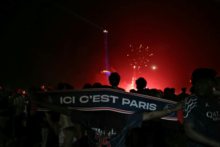 Des supporteurs célèbrent la victoire du PSG en Ligue des Champions, le 330 mai 2026 sur la place du Trocadéro à Paris ( AFP / LOU BENOIST )