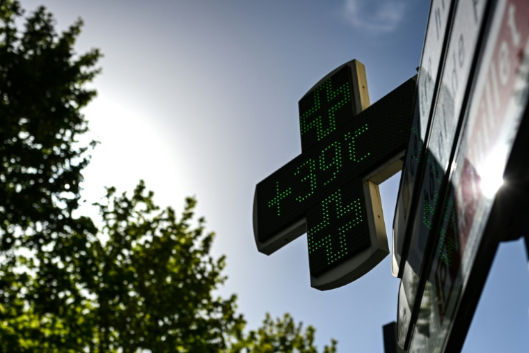 L'enseigne d'une pharmacie indique une température de 39°C à Béziers, dans l'Hérault, le 22 juin 2026 ( AFP / Gabriel BOUYS )